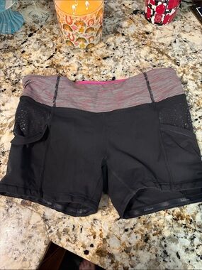 Lululemon spandex size 6 Black Women’s Athletic Shorts with Pink-Striped